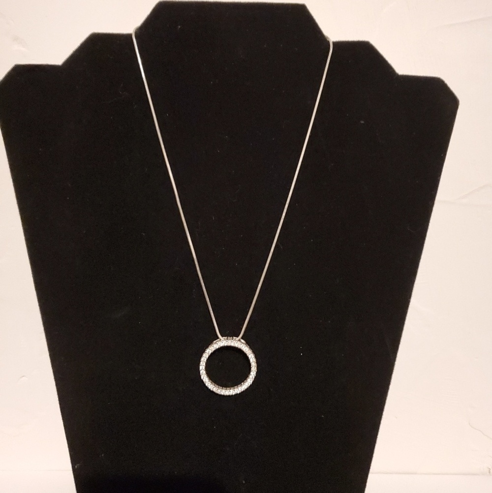*N 📿 Rhinestone Circle Pendant Necklace - Picture 2 of 9